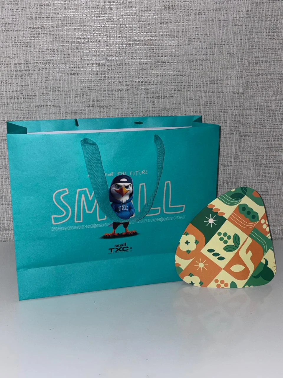 Sacola em papel offset 180g em cor especial produzida pela JP Embalagens