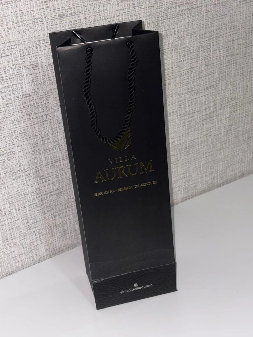 Sacola personalizada para vinho produzida pela JP Embalagens